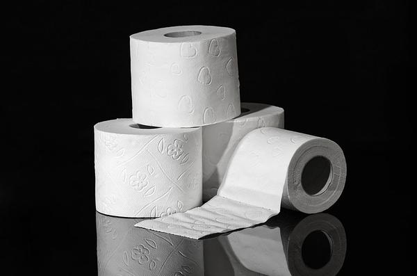 nowoczesny stojak na papier toaletowy